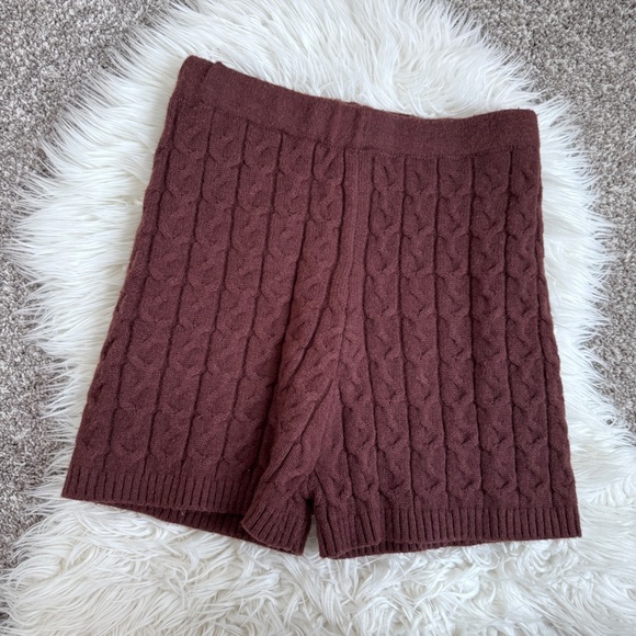 Listcle | Brown Cable Knit High Waisted Sweater Shorts - Picture 2 of 9